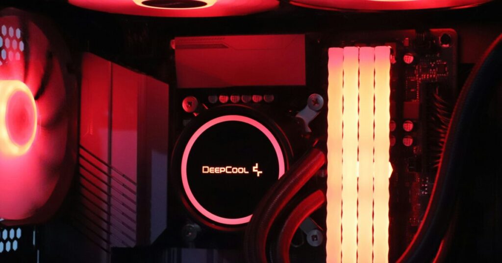 赤いLEDで照らされた水冷式CPUクーラー搭載の自作PC内部