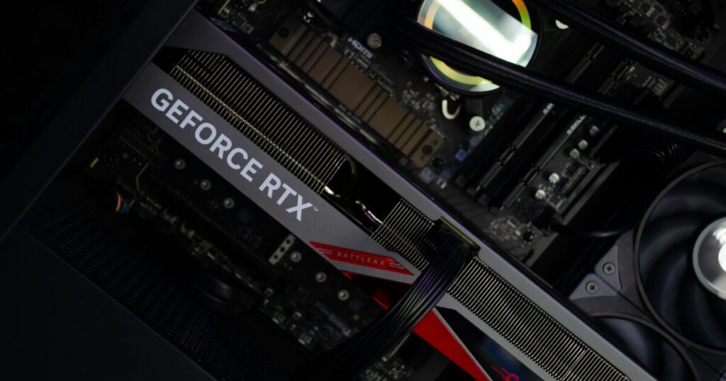 Geforce RTX搭載グラフィックボードと水冷クーラー付きゲーミングPC内部
