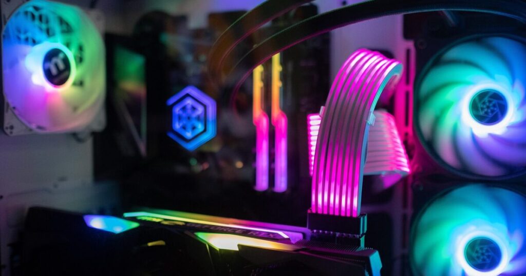 RGBライティングが施された自作ゲーミングPCの内部構造