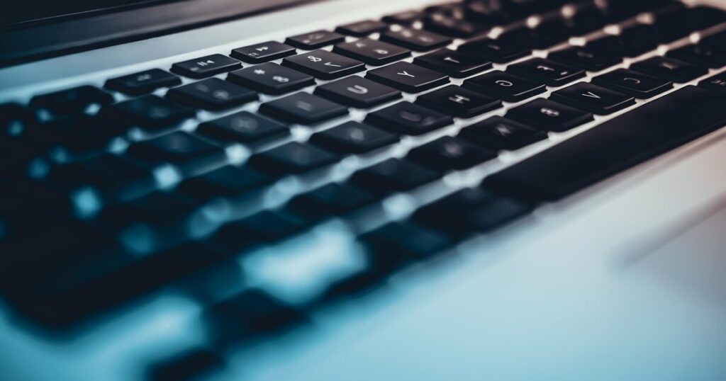 ノートパソコンのキーボードを斜めから撮影したクローズアップ
