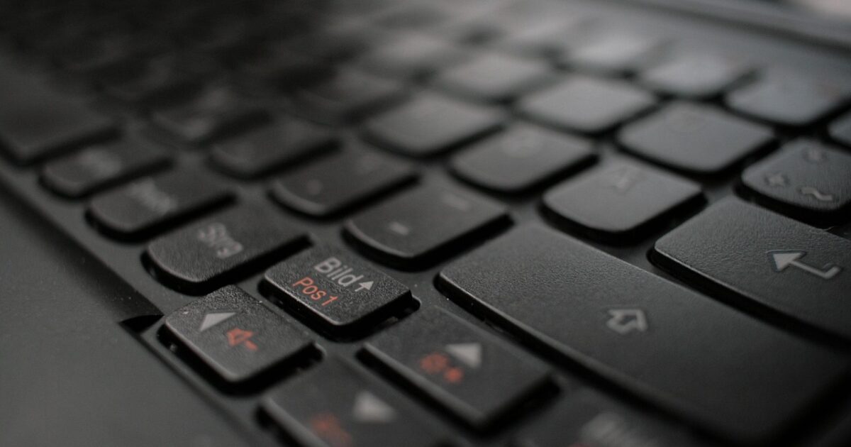 黒いノートパソコンのキーボードクローズアップ