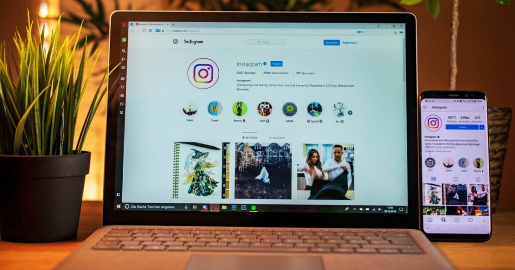 ノートパソコンとスマートフォンで表示されたインスタグラムの画面