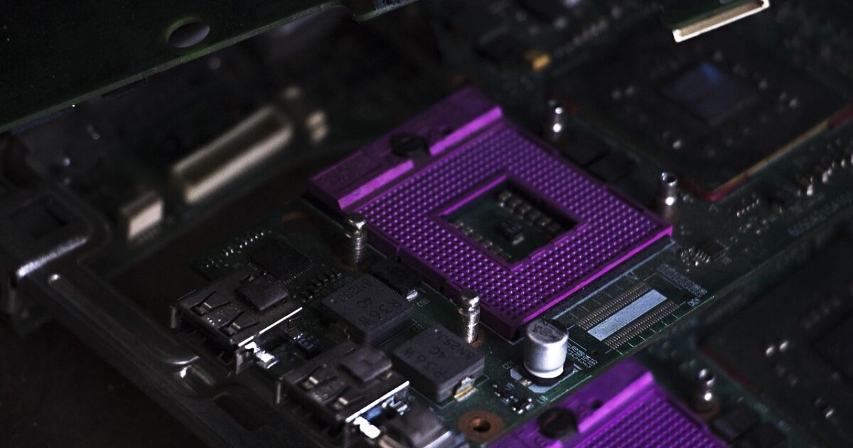紫のソケットが特徴的なマザーボードのクローズアップ