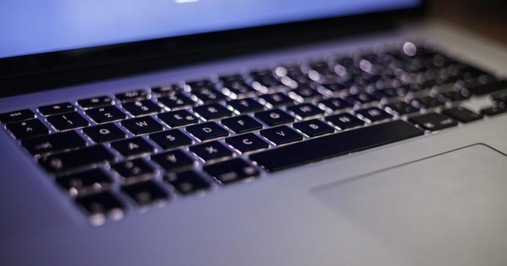 ログイン画面が表示されたノートパソコンのキーボードクローズアップ
