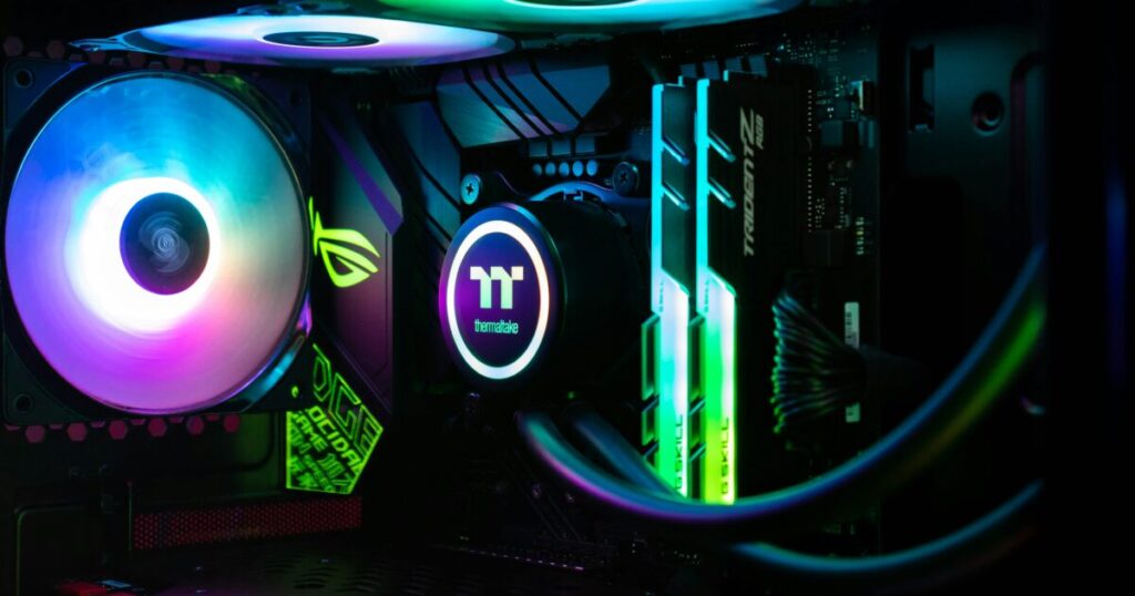 カラフルなLEDでライティングされたハイエンドゲーミングPCの内部