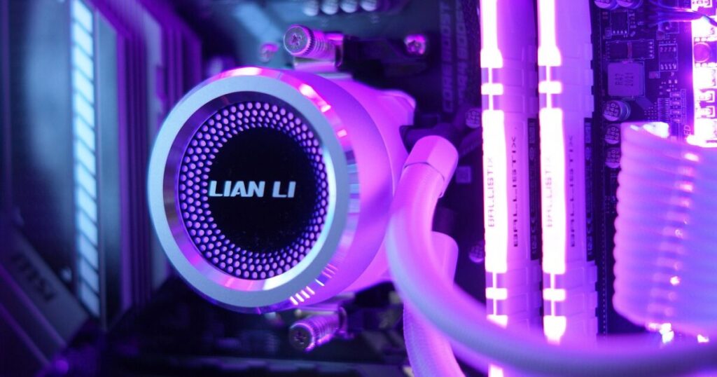 LIAN LI製水冷クーラーとRGBライティングされたメモリ搭載PC内部