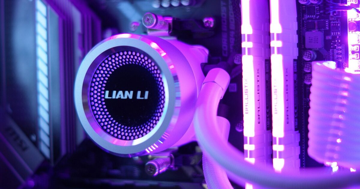 LIAN LI製水冷クーラーとRGBライティングされたメモリ搭載PC内部